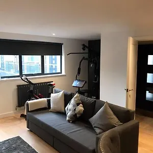 New Town House With *free Allocated Parking* Apartment