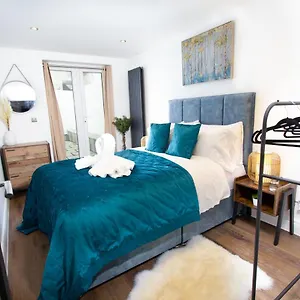 Luxury Pad Centrally Located Near Station Apartment