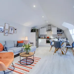 Contemporary 4 Storey Townhouse - Apartment