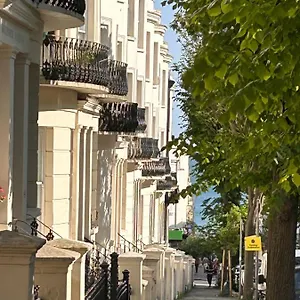 Modern 2-bed Flat Near To Seafront Apartment